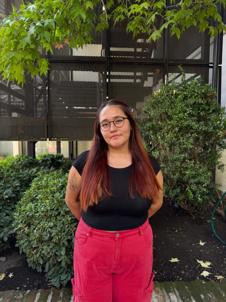 Sofía Ávila, Vocera de la CONFECh, posando en un jardín.