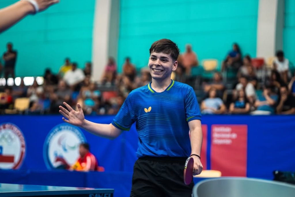 Álvaro Fuentes feliz en un partido de tenis de mesa