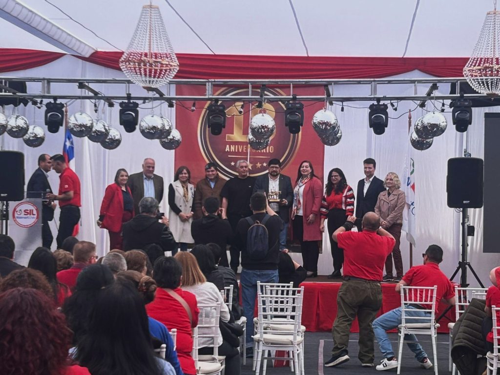 Punto de Prensa en la casa de SIL. Foto del presidente del sindicato con invitados