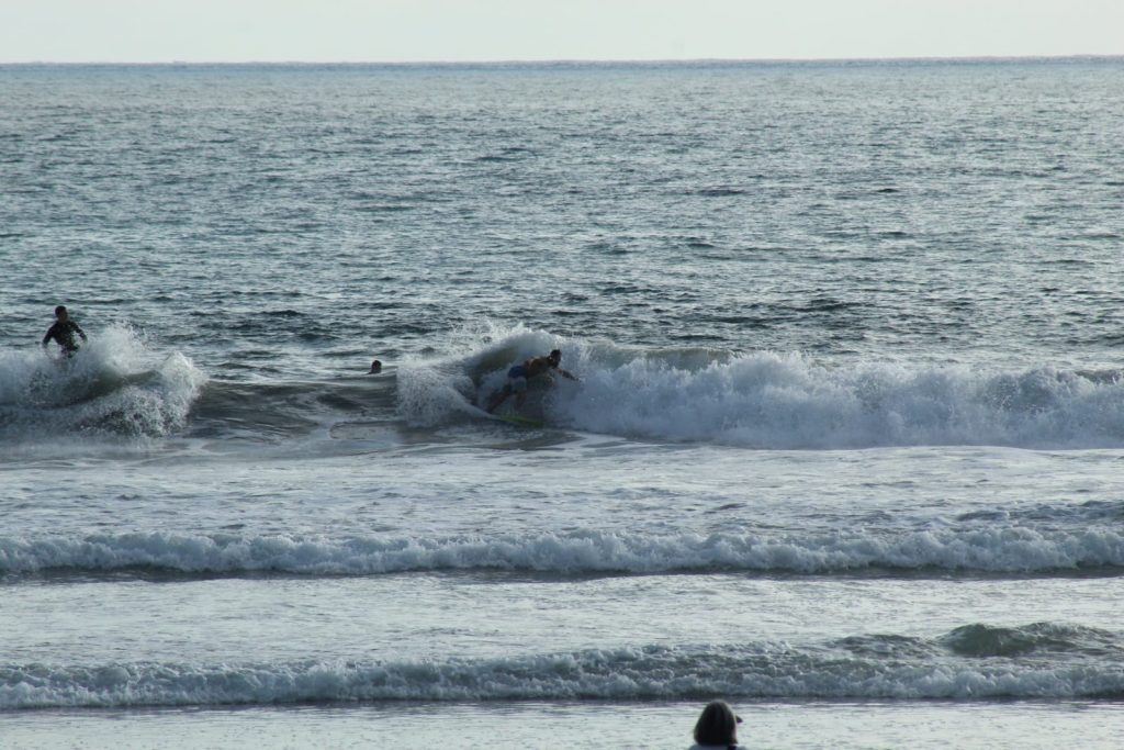 El para surfista Nicolás Medina tomando una ola mientras entrena.