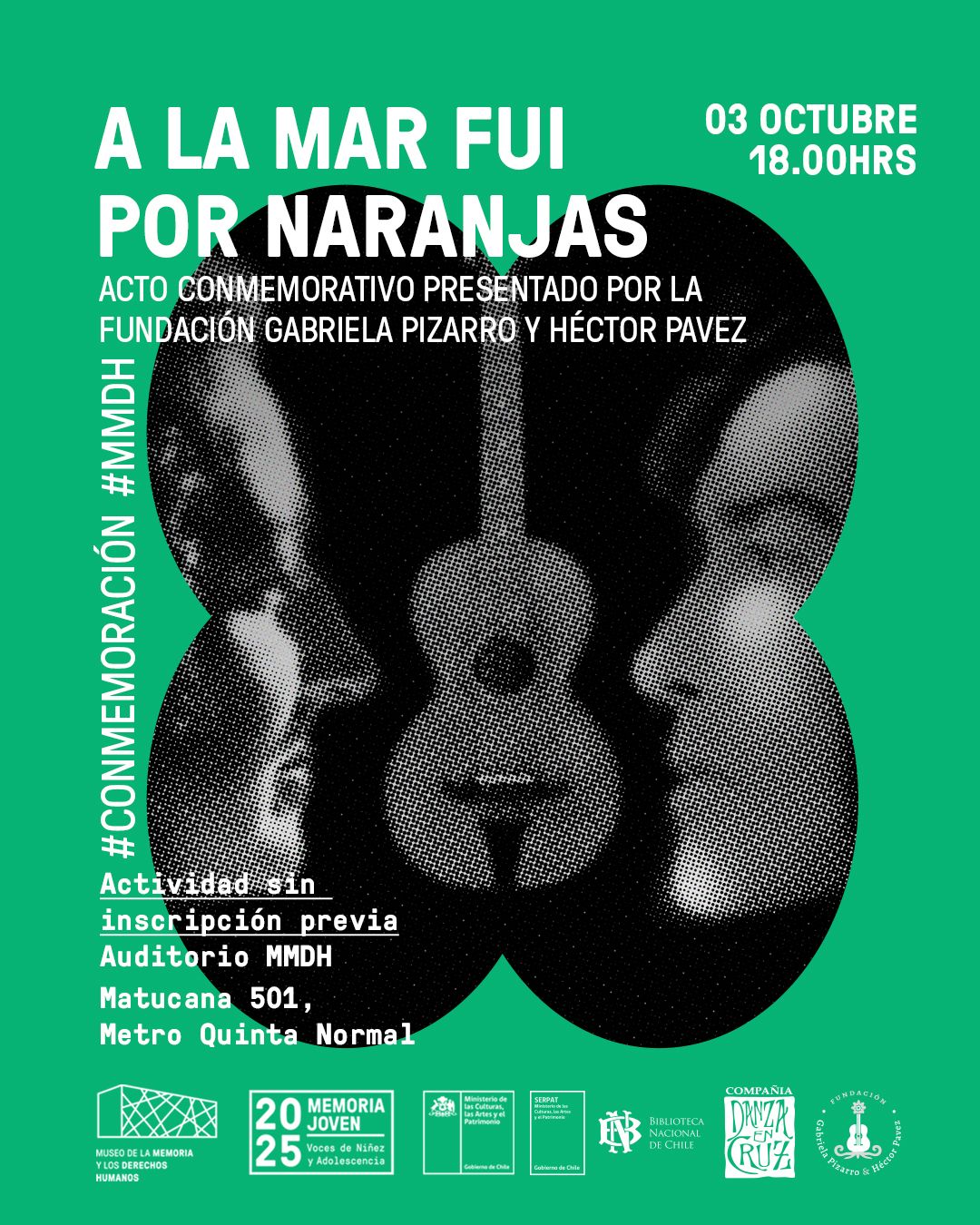 Fachada principal del Museo de la Memoria y los Derechos Humanos. El edificio es una estructura moderna, dominada por una gran superficie de paneles de color verde oscuro que reflejan el cielo. Frente a la entrada, se observan varias banderas verticales de colores (gris, morado y verde) con texto informativo. La escena se desarrolla en una plaza pública pavimentada con baldosas claras, donde también se aprecia una pared baja de piedra. El cielo es completamente azul y despejado, indicando un día soleado.