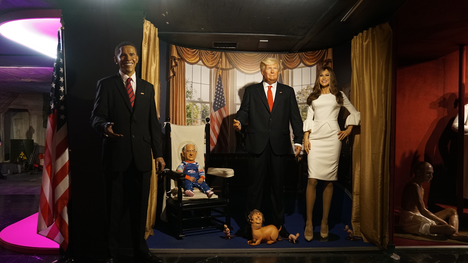 Artista chileno intervino Museo de Cera en Madrid con figuras satíricas de Netanyahu y Milei