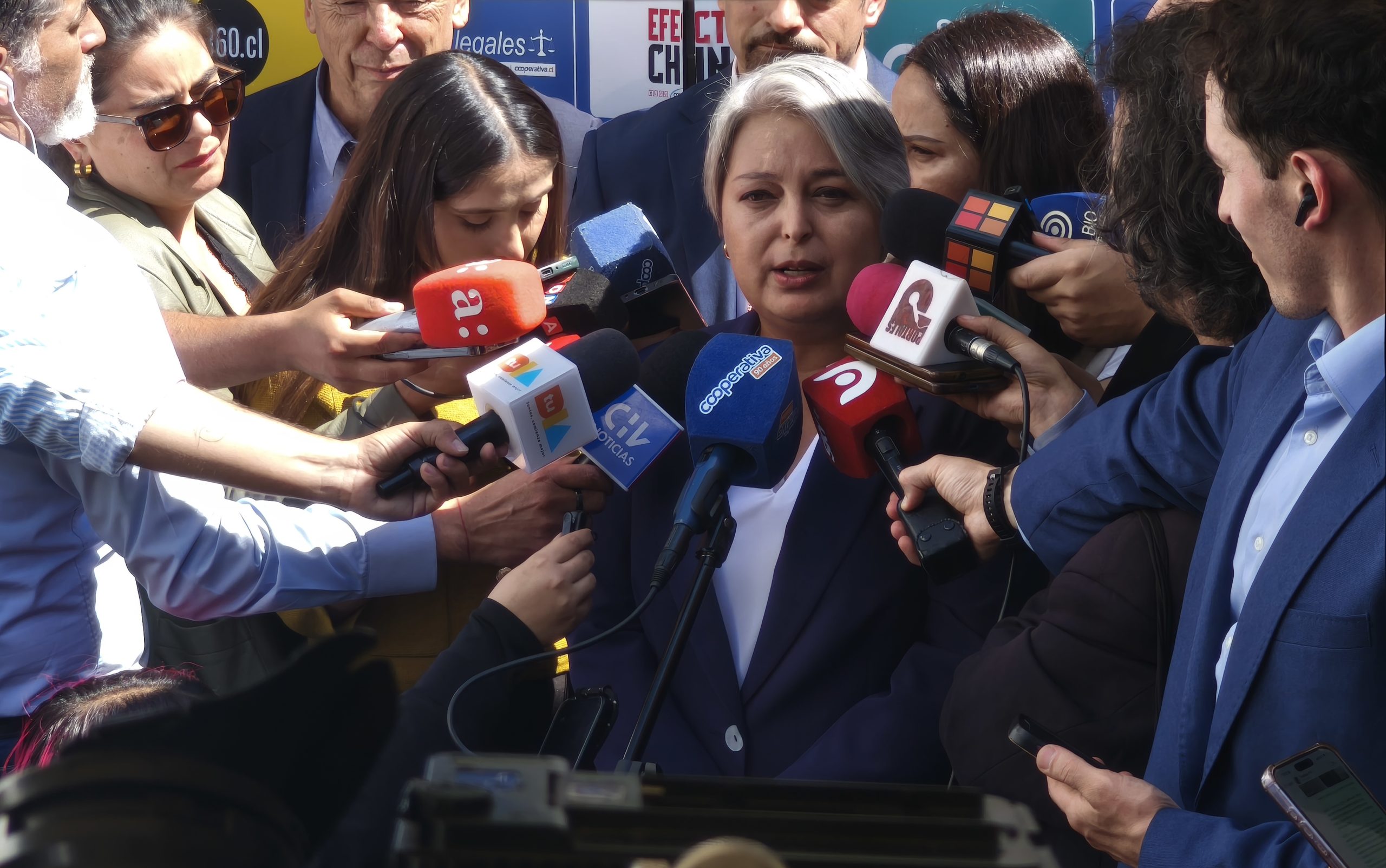 Jeannette Jara ajusta su ofensiva para captar voto moderado: tensos cruces con Kast marcan el Foro Social y redefinen su estrategia para la segunda vuelta