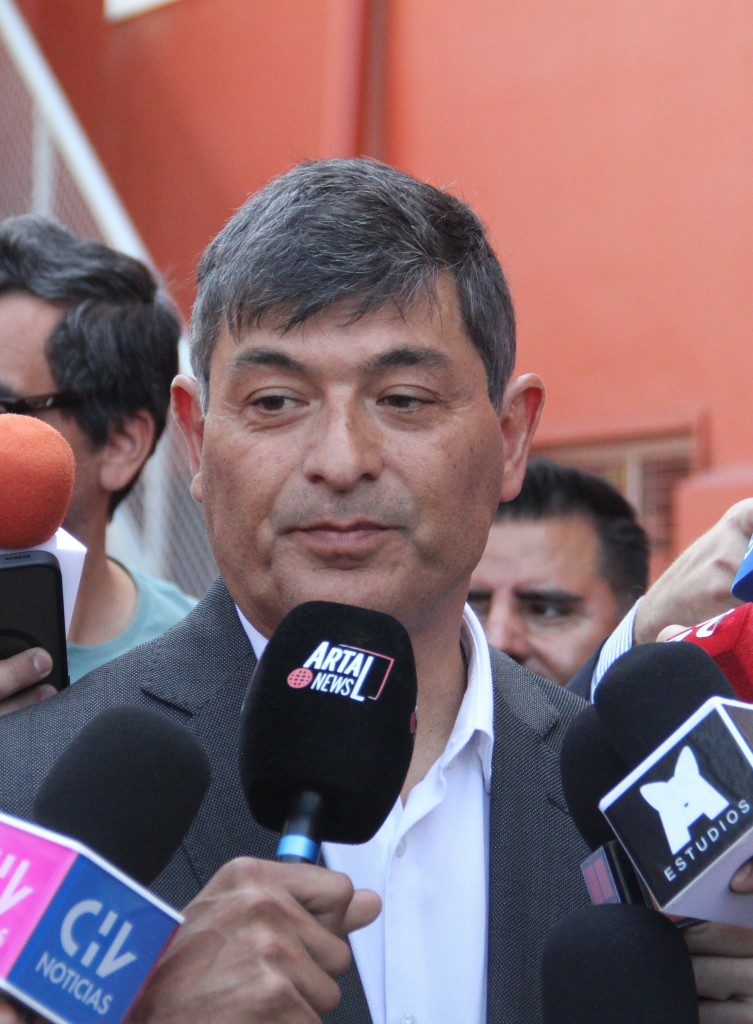 Parisi hablando a la prensa durante la mañana.