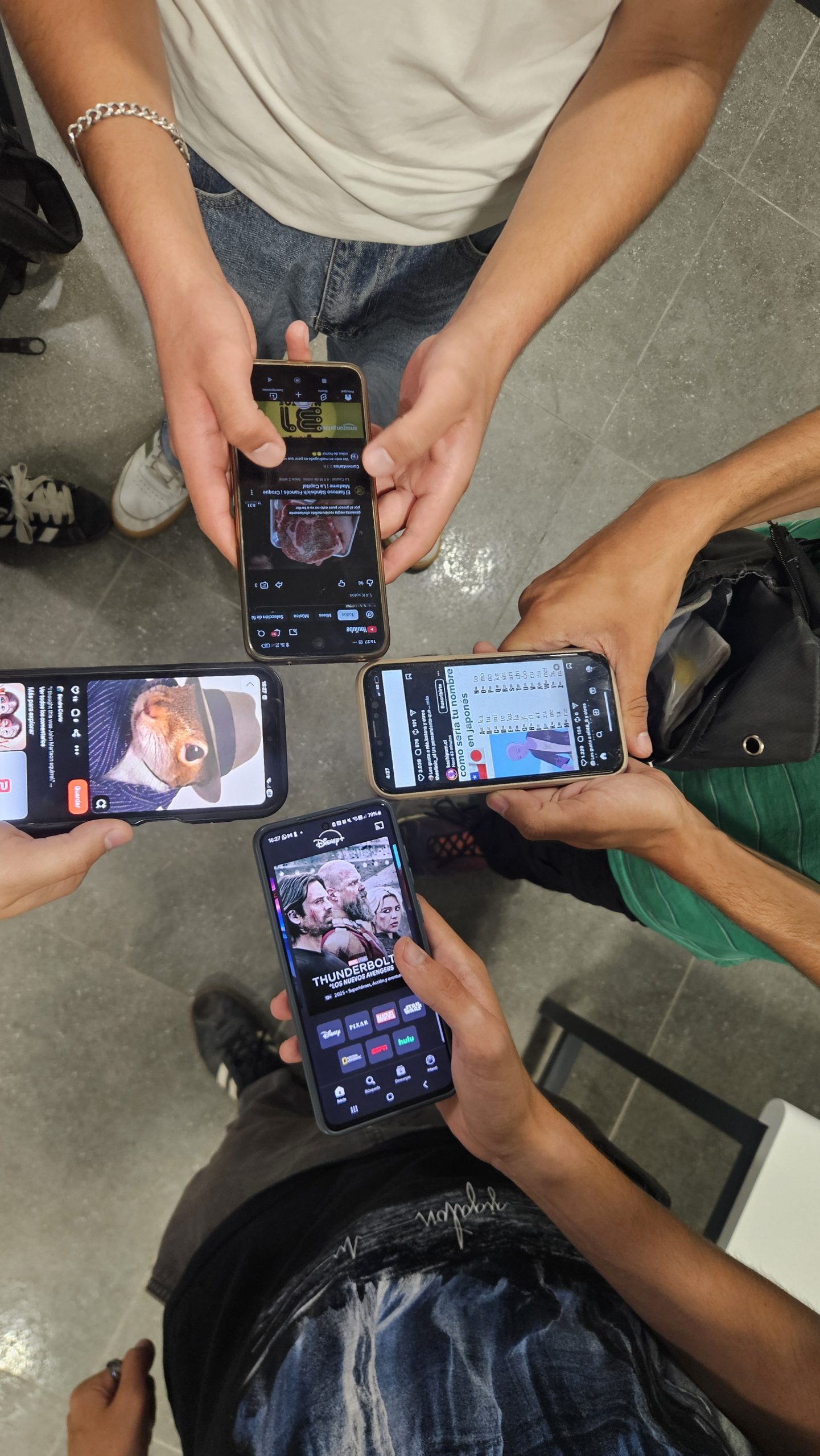 Congreso aprueba ley de prohibición de celulares en salas de clases y pone foco en la salud mental estudiantil